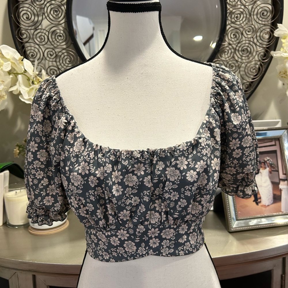 Altar'd State Charcoal and Pink Floral Square-Neck Puff Sleeve Crop Top